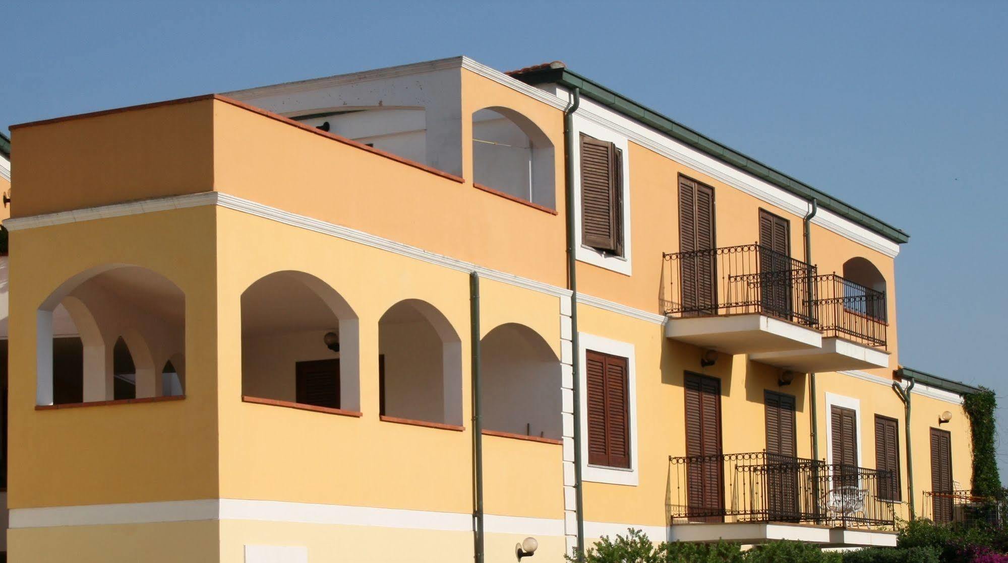 Residence Le Pavoncelle Santa Teresa Gallura Exterior photo